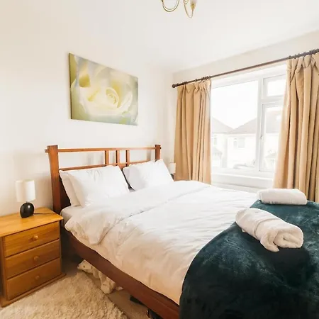 Chesterfield - Friendly Two-bedroom With Leafy Garden & Parking