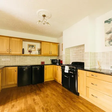 Chesterfield - Friendly Two-bedroom With Leafy Garden & Parking * Bristol
