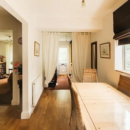 Chesterfield - Friendly Two-bedroom With Leafy Garden & Parking Bristol