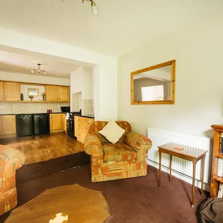 Chesterfield - Friendly Two-bedroom With Leafy Garden & Parking *
