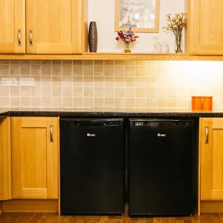 Chesterfield - Friendly Two-bedroom With Leafy Garden & Parking Bristol