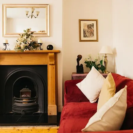 Chesterfield - Friendly Two-bedroom With Leafy Garden & Parking Casa vacanze Bristol