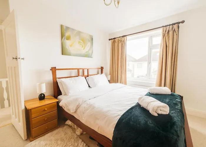 Chesterfield - Friendly Two-bedroom With Leafy Garden & Parking