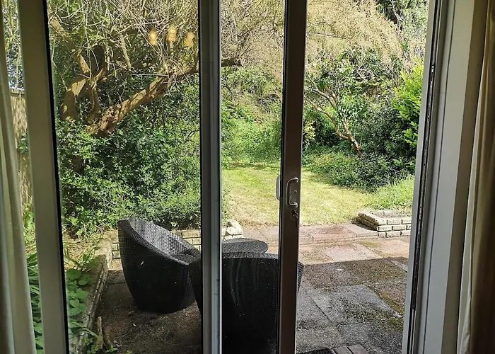 Chesterfield - Friendly Two-bedroom With Leafy Garden & Parking * Bristol