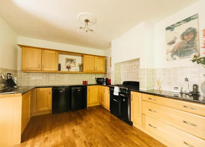 Chesterfield - Friendly Two-bedroom With Leafy Garden & Parking * Bristol