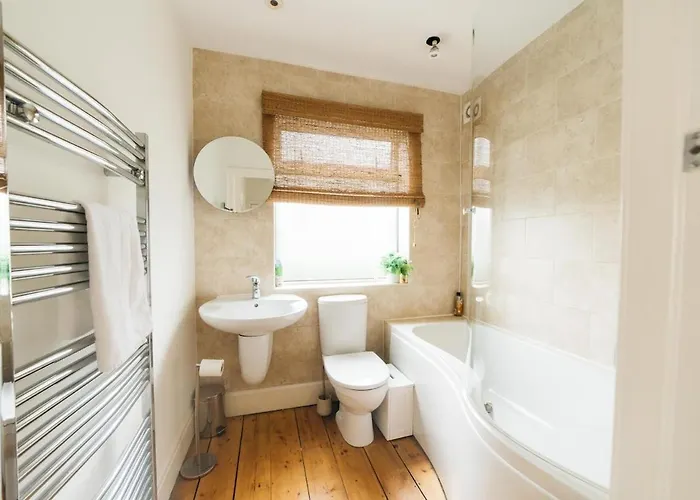 Chesterfield - Friendly Two-bedroom With Leafy Garden & Parking Bristol