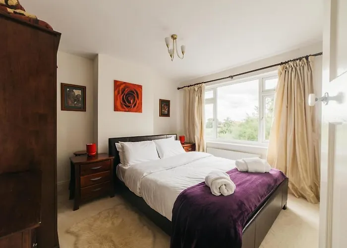 Chesterfield - Friendly Two-bedroom With Leafy Garden & Parking Bristol