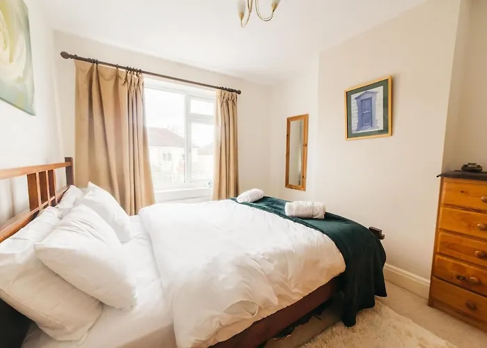 Chesterfield - Friendly Two-bedroom With Leafy Garden & Parking Casa vacanze