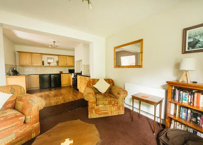 Chesterfield - Friendly Two-bedroom With Leafy Garden & Parking *
