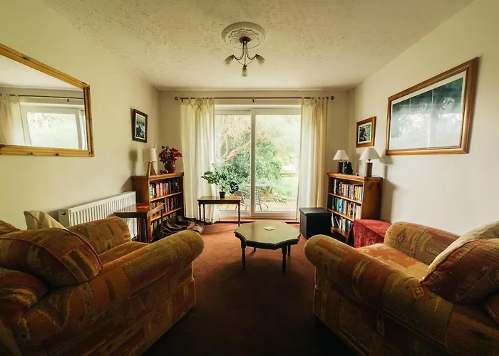 Chesterfield - Friendly Two-bedroom With Leafy Garden & Parking Bristol