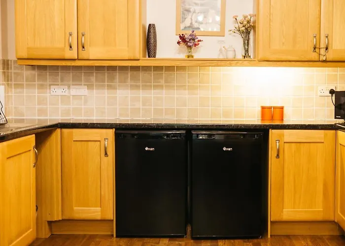 Chesterfield - Friendly Two-bedroom With Leafy Garden & Parking Bristol