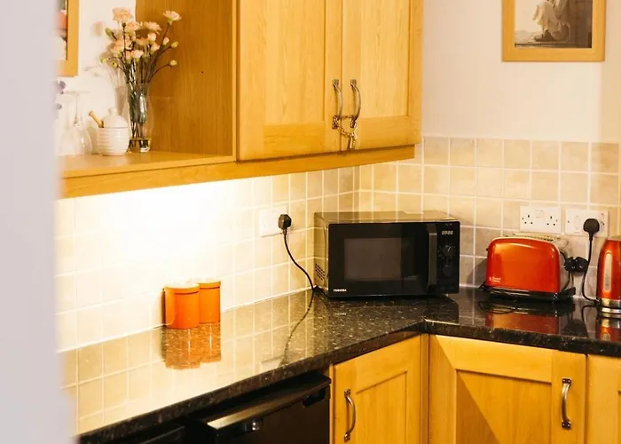 Chesterfield - Friendly Two-bedroom With Leafy Garden & Parking Bristol