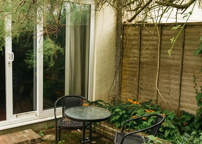 Casa vacanze Chesterfield - Friendly Two-bedroom With Leafy Garden & Parking *