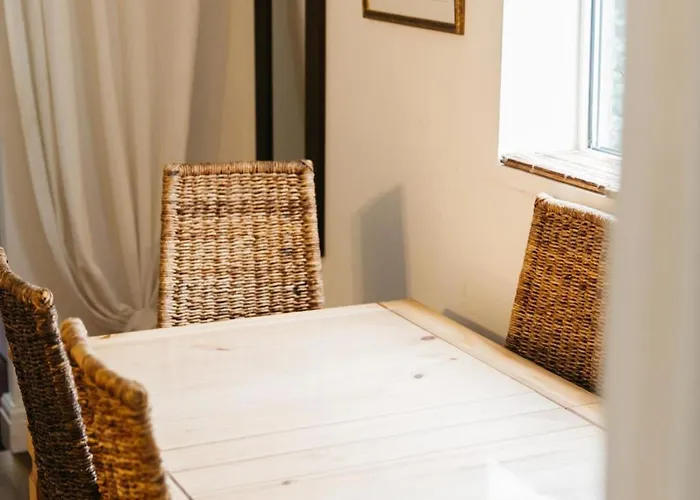 Chesterfield - Friendly Two-bedroom With Leafy Garden & Parking Holiday home