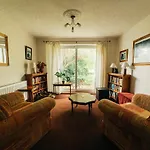 Chesterfield - Friendly Two-bedroom With Leafy Garden & Parking Bristol