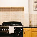 Nyaraló Chesterfield - Friendly Two-bedroom With Leafy Garden & Parking