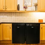 Chesterfield - Friendly Two-bedroom With Leafy Garden & Parking Bristol