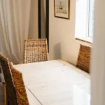 Chesterfield - Friendly Two-bedroom With Leafy Garden & Parking Tatil Evi
