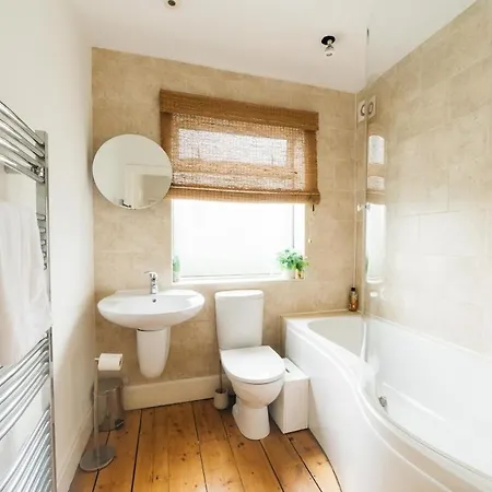 Chesterfield - Friendly Two-bedroom With Leafy Garden & Parking Bristol