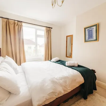 Chesterfield - Friendly Two-bedroom With Leafy Garden & Parking Tatil Evi