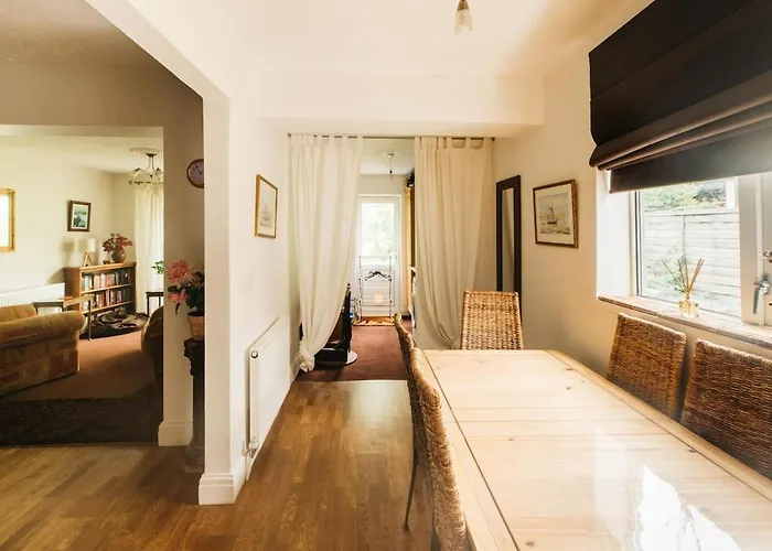 Chesterfield - Friendly Two-bedroom With Leafy Garden & Parking Bristol